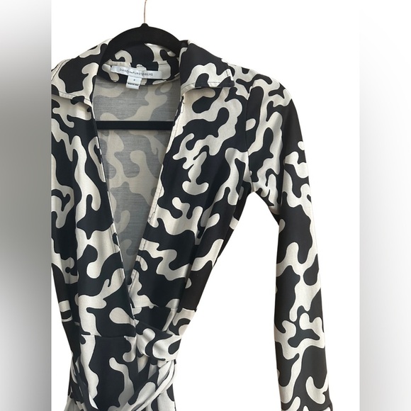 Diane Von Furstenberg Silk Wrap Dress Abstract Camo Print Size 0 - Picture 4 of 12